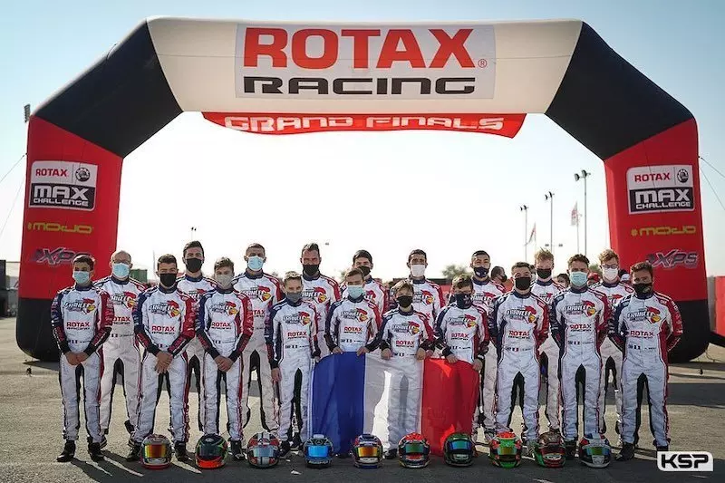 Les distributeurs TKF avec le Team France a Bahrein